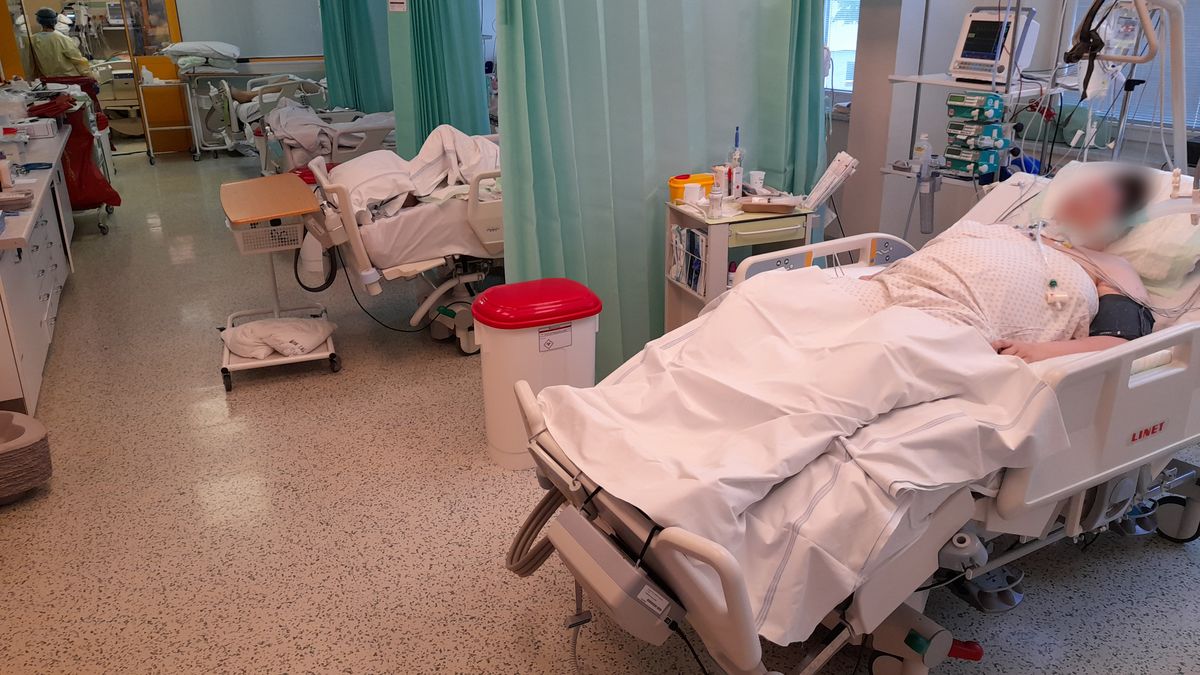 První nemocnice na Moravě už nemá kvůli covidu místo. Vyhlašuje nouzi
